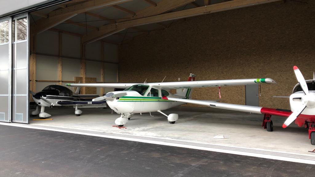 HB-CXA in neuem Hangar